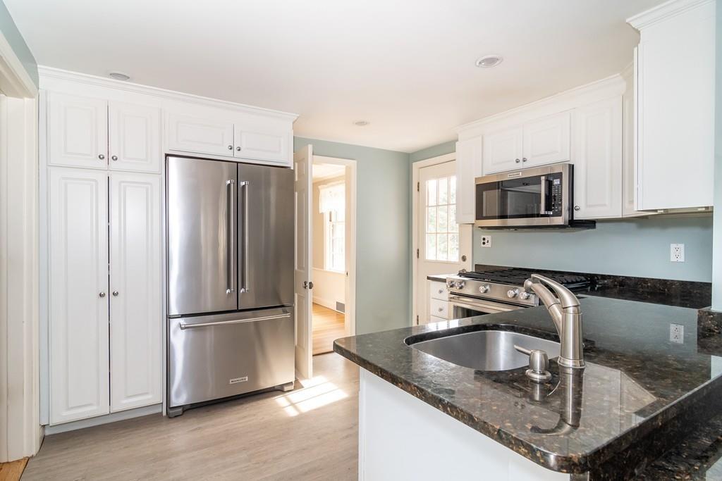 40 Upwey Road Wellesley, MA 02481 - Photo 4 of 14