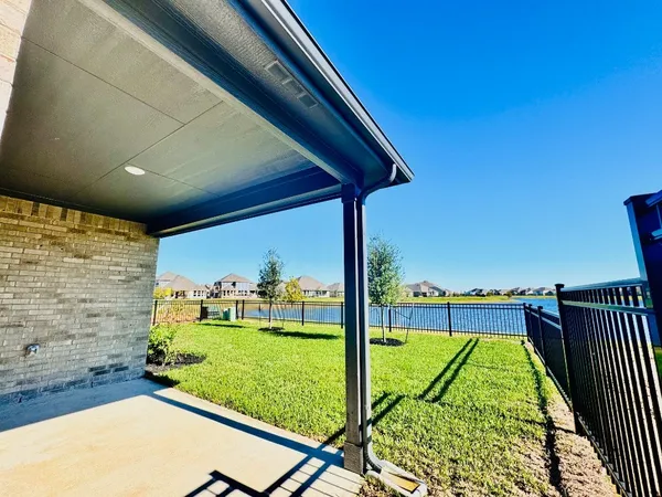 a view of a back yard
