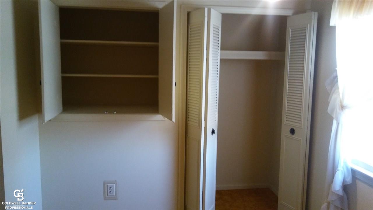 6492 North Oak Road Davison, MI 48423 - Photo 38 of 61 Bedroom 1 Closets