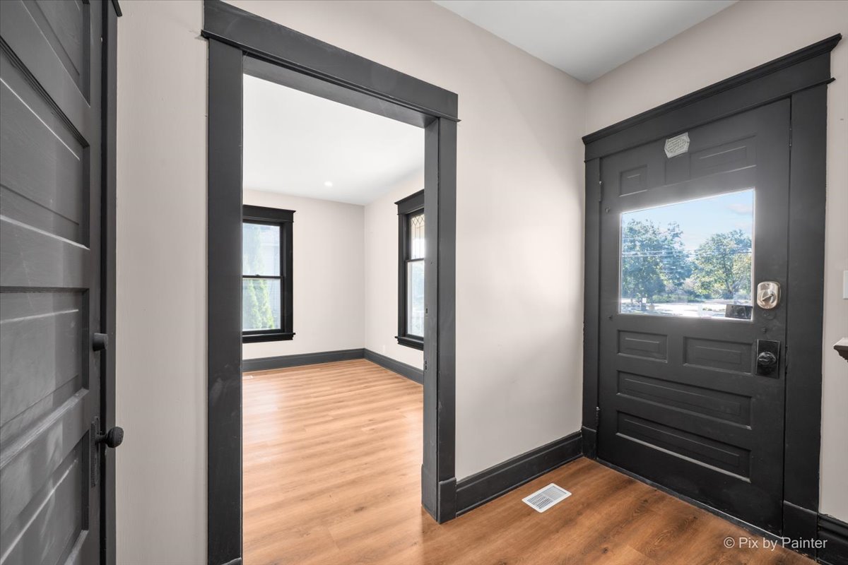 468 Locust Street Elgin, IL 60123 - Photo 5 of 53 Gallery Image 5