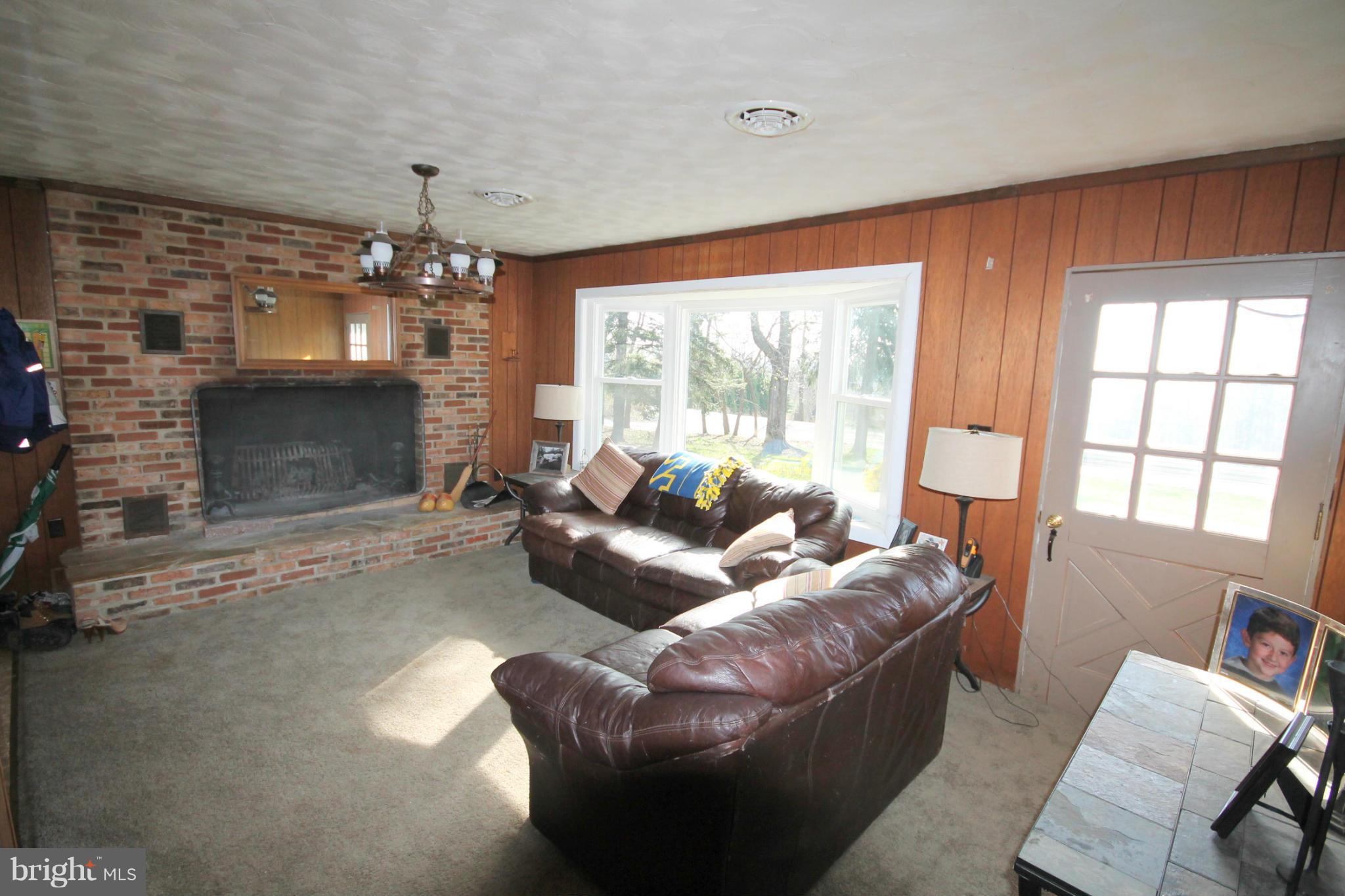 17309 Raven Rocks Road Round Hill, VA 20141 - Photo 4 of 20 Living Room