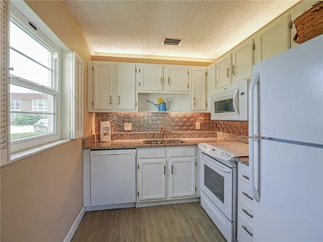 $1,475 | 11 Vista Palm Lane, Unit 103, Vero Beach, FL 32962