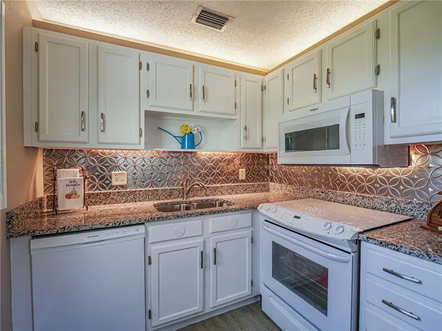 $1,475 | 11 Vista Palm Lane, Unit 103, Vero Beach, FL 32962