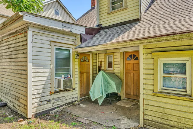 a view of a house with a backyard
