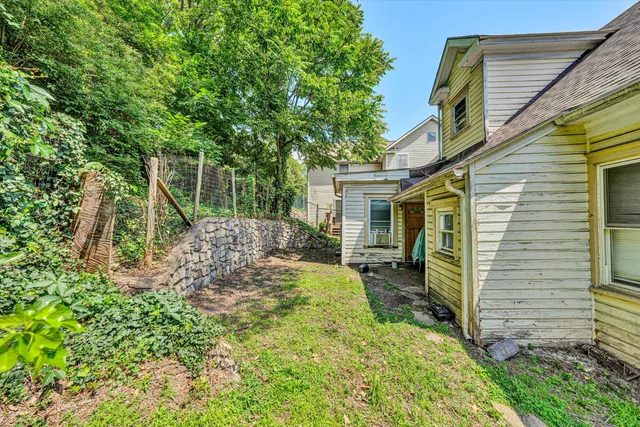 a view of a house with backyard and sitting area