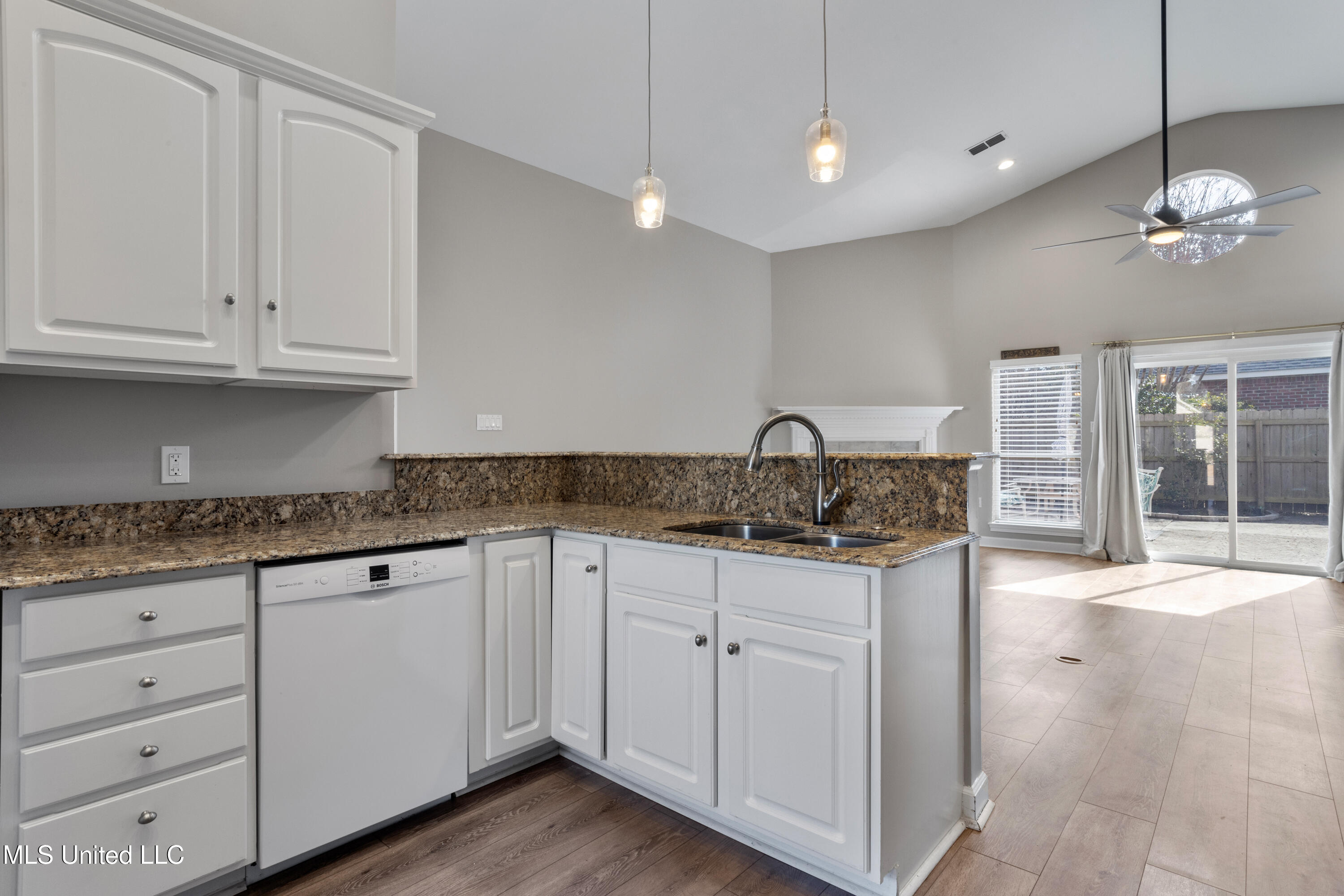 2559 Rue Palafox Biloxi, MS 39531 - Photo 13 of 34 0013 (3)