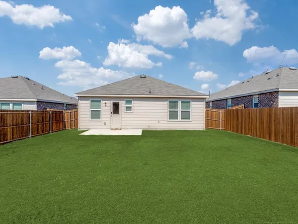 a view of a house with backyard