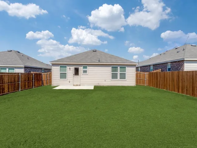 a view of a house with backyard