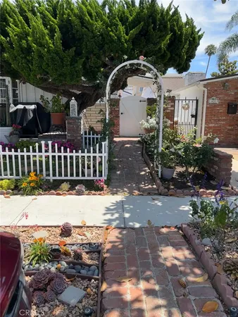 $3,000 | 422 Fernleaf Avenue, Corona del Mar, CA 92625
