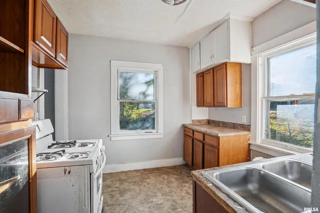 $59,900 | 209 East 13th Street, Davenport, IA 52803