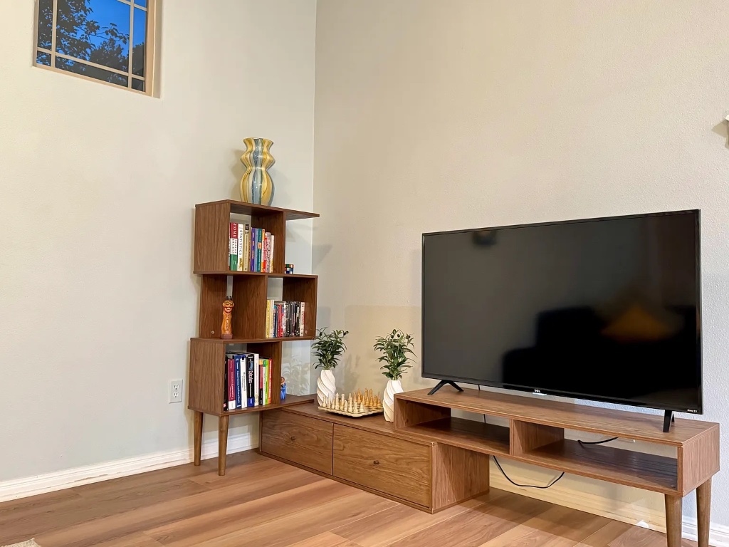 1009 Taulbee Lane, Unit H Austin, TX 78757 - Photo 11 of 17 a living room with furniture and a flat screen tv