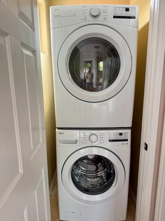 1009 Taulbee Lane, Unit H Austin, TX 78757 - Photo 16 of 17 a utility room with dryer and washer