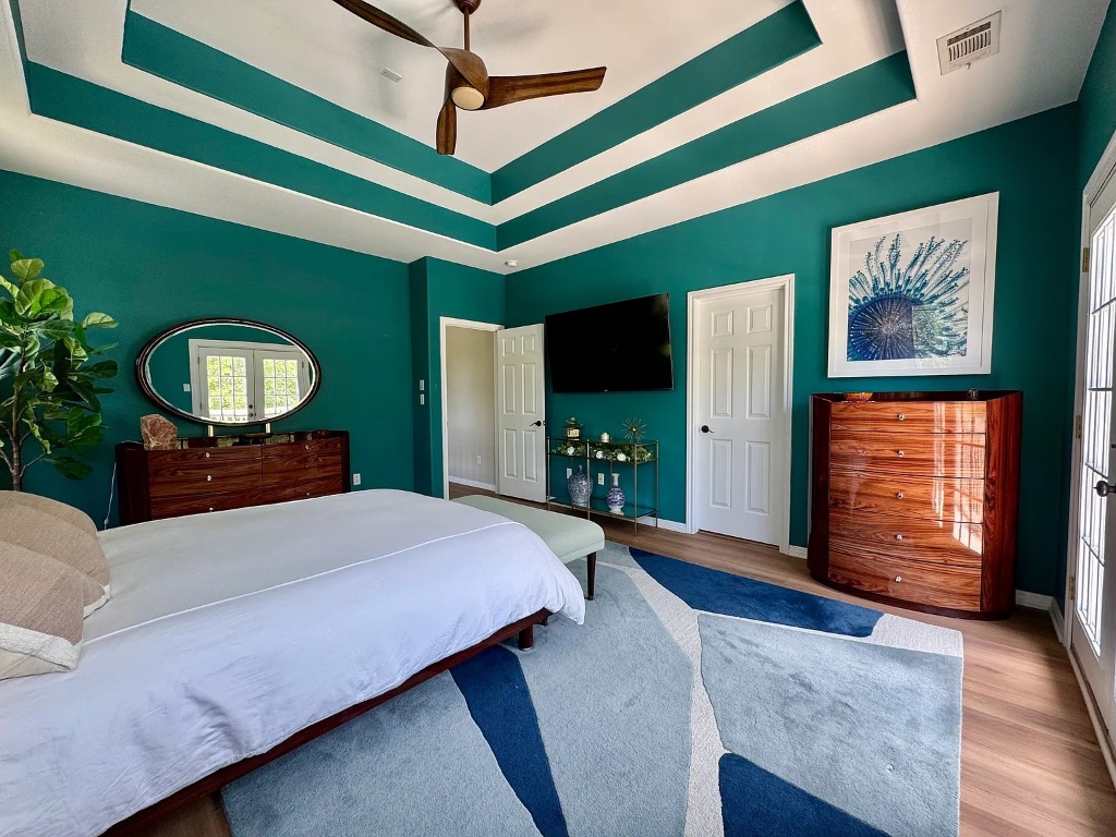 1009 Taulbee Lane, Unit H Austin, TX 78757 - Photo 8 of 17 a living room with furniture and a fireplace