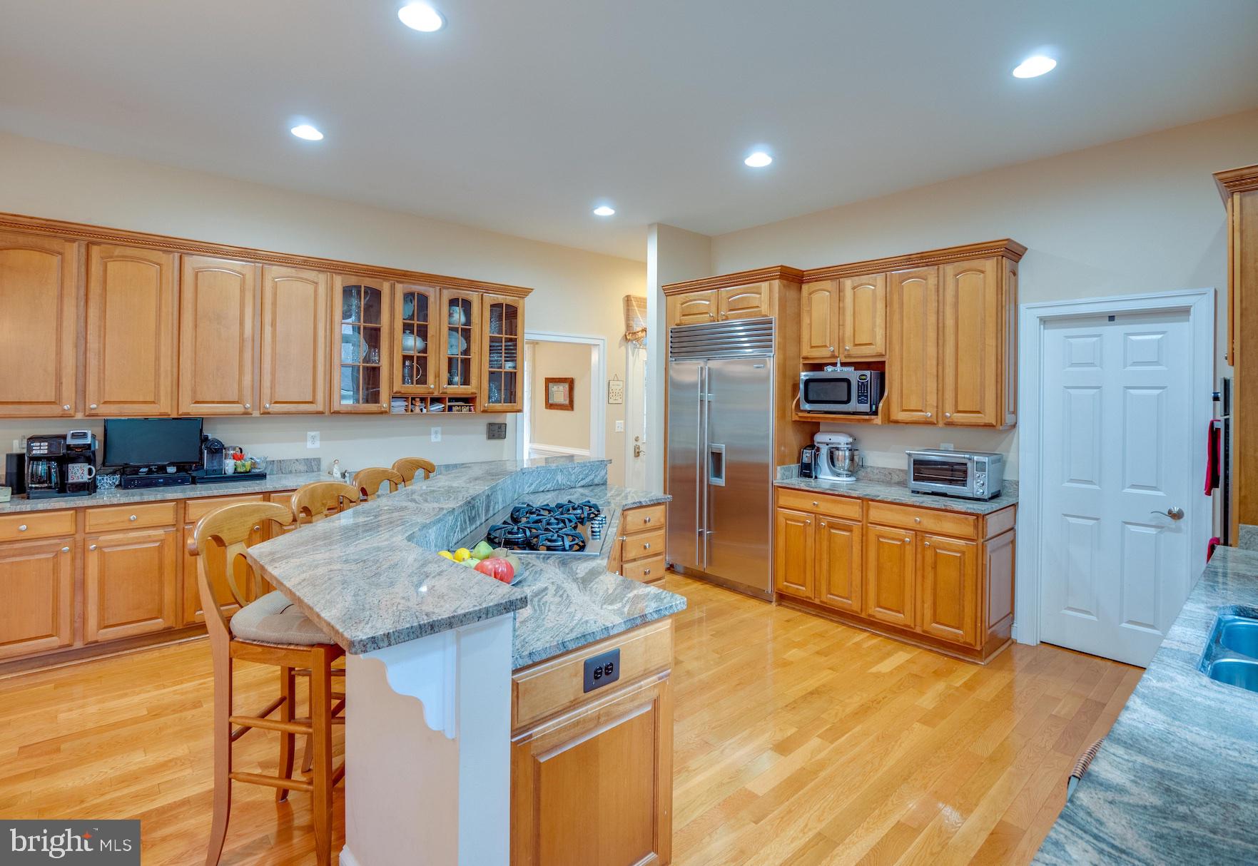 2015 Woodford Road Vienna, VA 22182 - Photo 24 of 73 Kitchen Cabinets