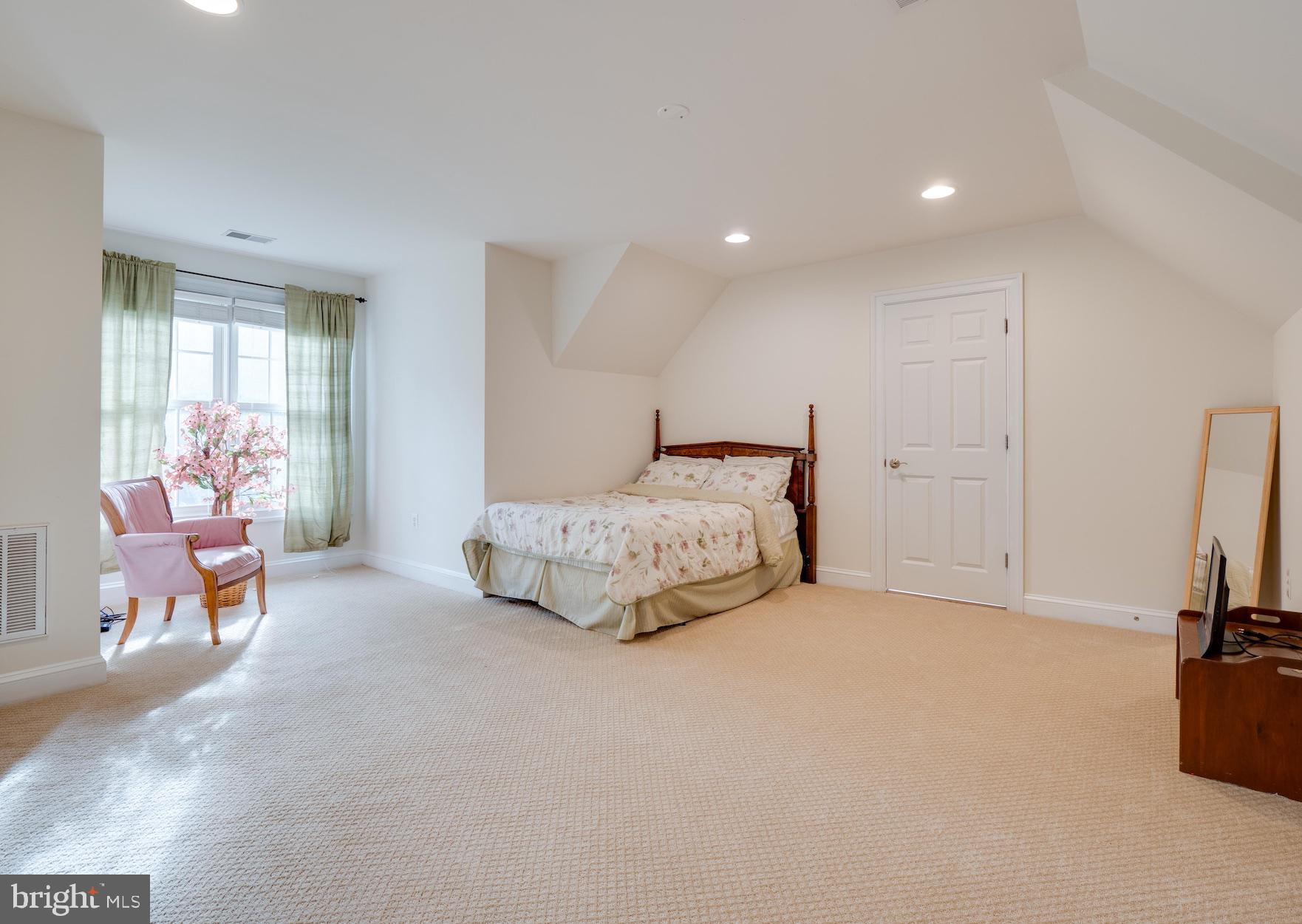 2015 Woodford Road Vienna, VA 22182 - Photo 38 of 73 Second Floor Bedroom 4