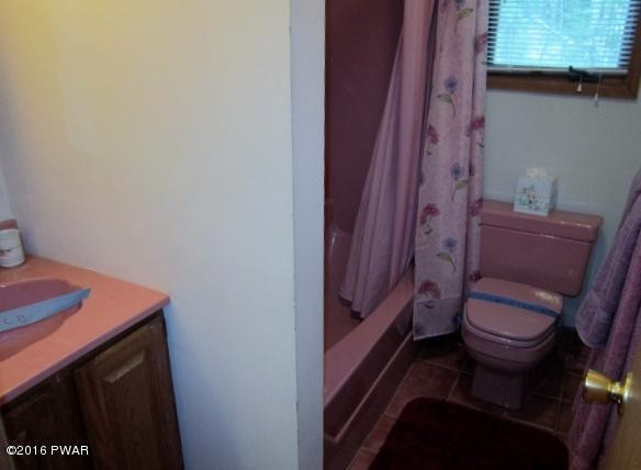 101 Perch Road Lackawaxen, PA 18435 - Photo 24 of 31 24 BATHROOM 1 (600x450)