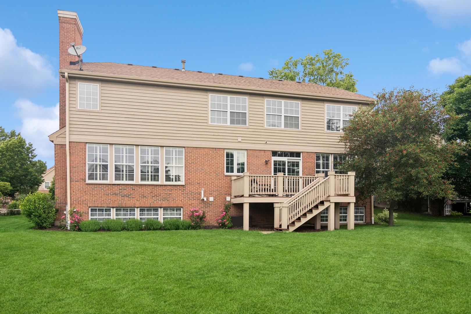 571 Quaker Ridge Court Vernon Hills, IL 60061 - Photo 17 of 17 front view of a house with a yard