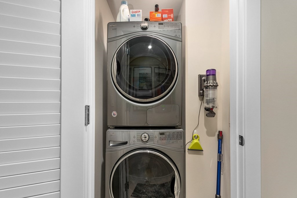 110 Broad Street, Unit 501 Boston, MA 02110 - Photo 10 of 41 a utility room with dryer and washer