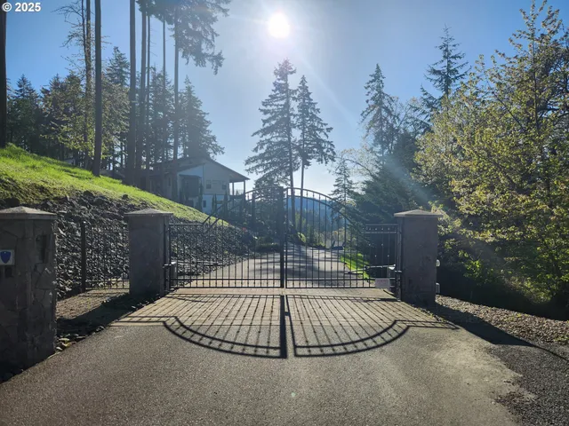 a picture of a street sign