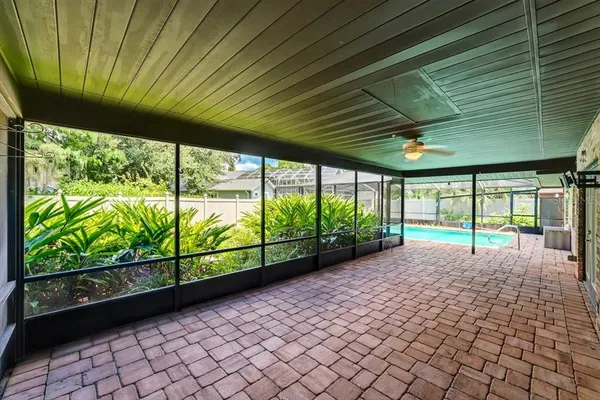 a view of a backyard