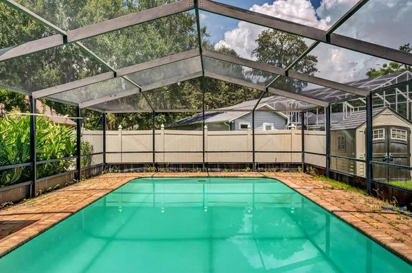 a view of a backyard