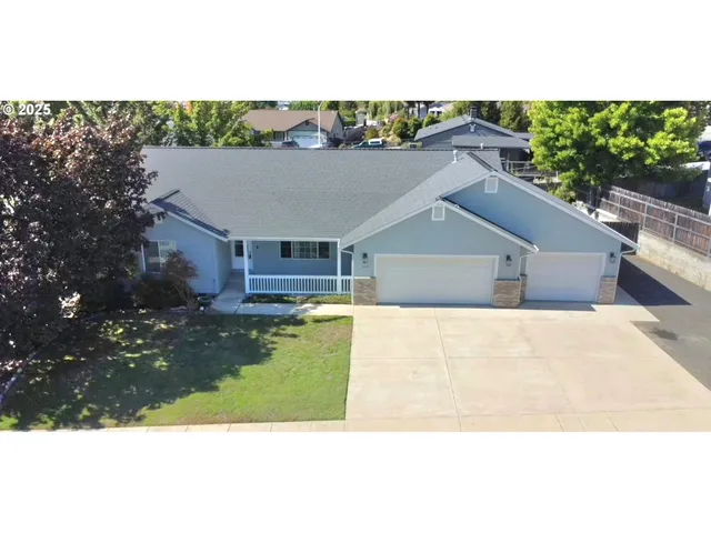 a view of house and outdoor space