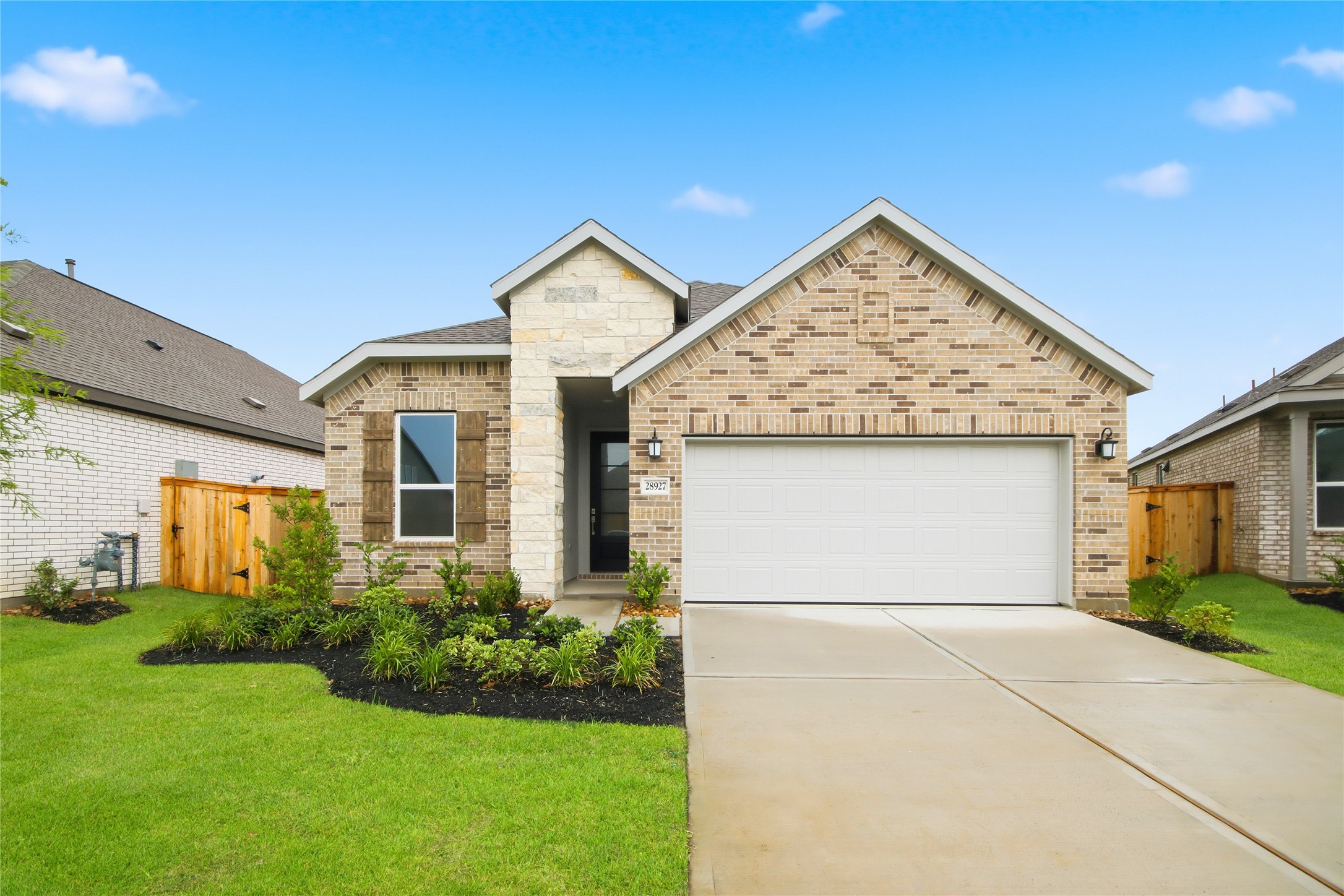 28927 Rustic Robin Lane Hockley, TX 77447 - Photo 2 of 25 a front view of a house with garden