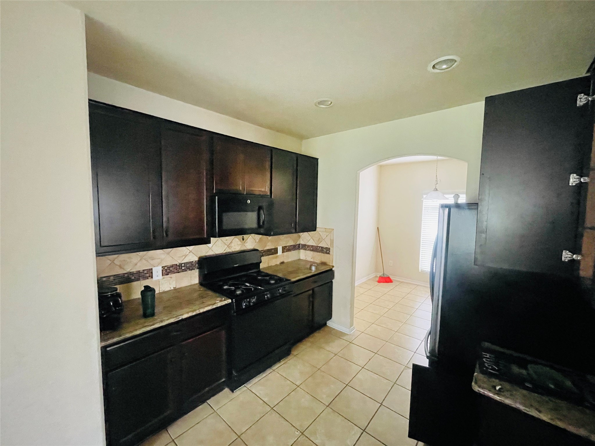 29311 Nectar Bloom Court Spring, TX 77386 - Photo 5 of 15 a kitchen with stainless steel appliances granite countertop a refrigerator and a stove
