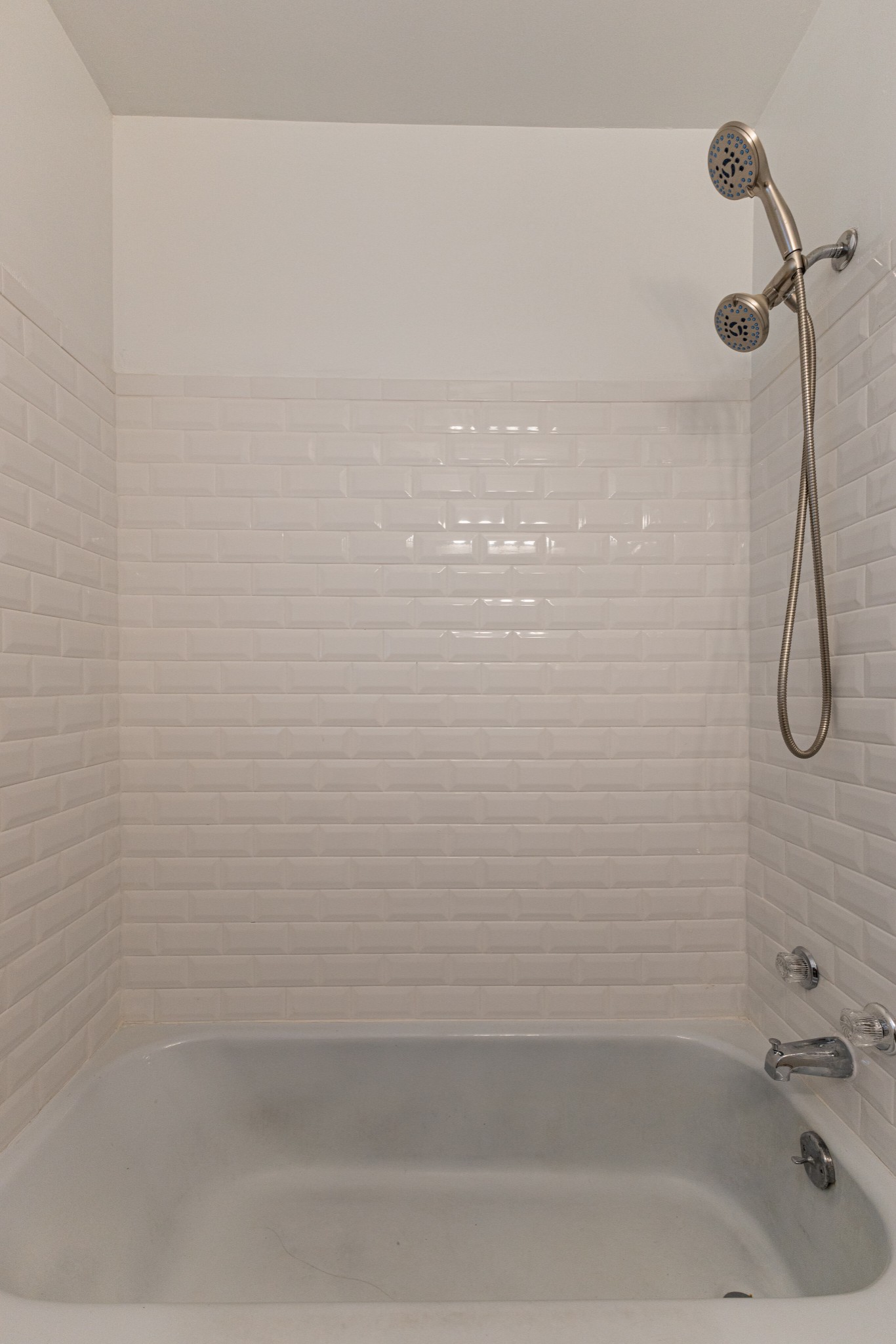 76 Tusculum Road Antioch, TN 37013 - Photo 18 of 33 a bathroom with a bathtub