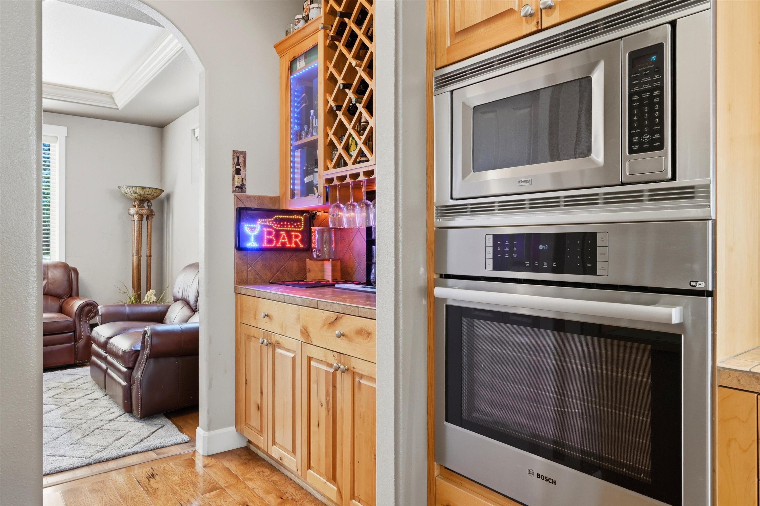61235 Splendor Lane Bend, OR 97702 - Photo 20 of 52 Built in oven close to prep area, pantry, bar space