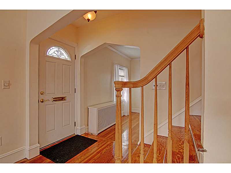 10 Loxley Road Providence, RI 02908 - Photo 3 of 18 Entry.