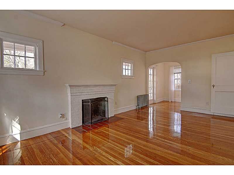 10 Loxley Road Providence, RI 02908 - Photo 4 of 18 Living Room.