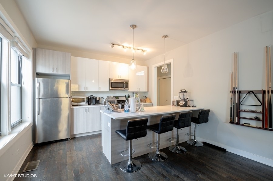 1201 West Addison Street, Unit 1 Chicago, IL 60613 - Photo 3 of 7