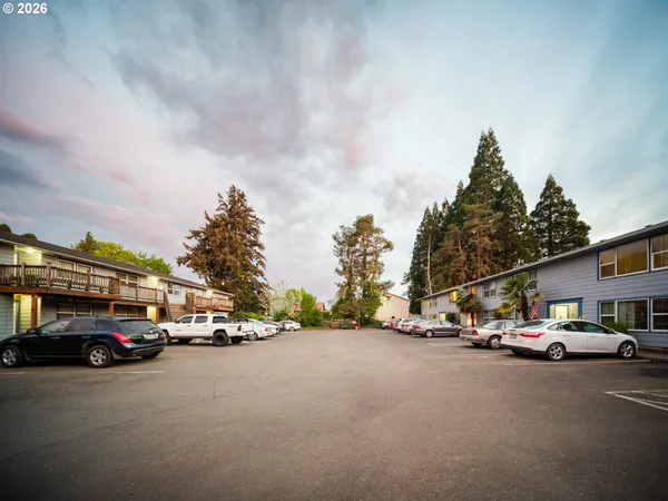 $2,350,000 | 302 South Monmouth Avenue, Monmouth, OR 97361