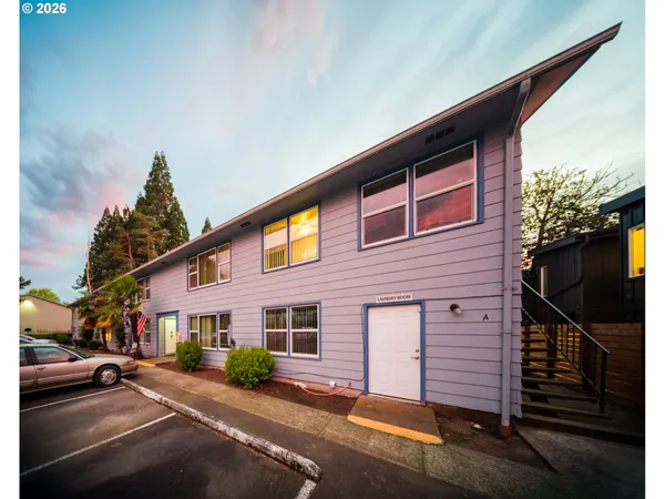 $2,350,000 | 302 South Monmouth Avenue, Monmouth, OR 97361