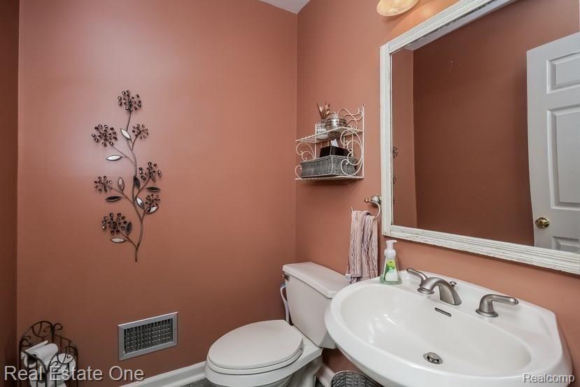 36245 West Lyman Road Farmington Hills, MI 48331 - Photo 22 of 38