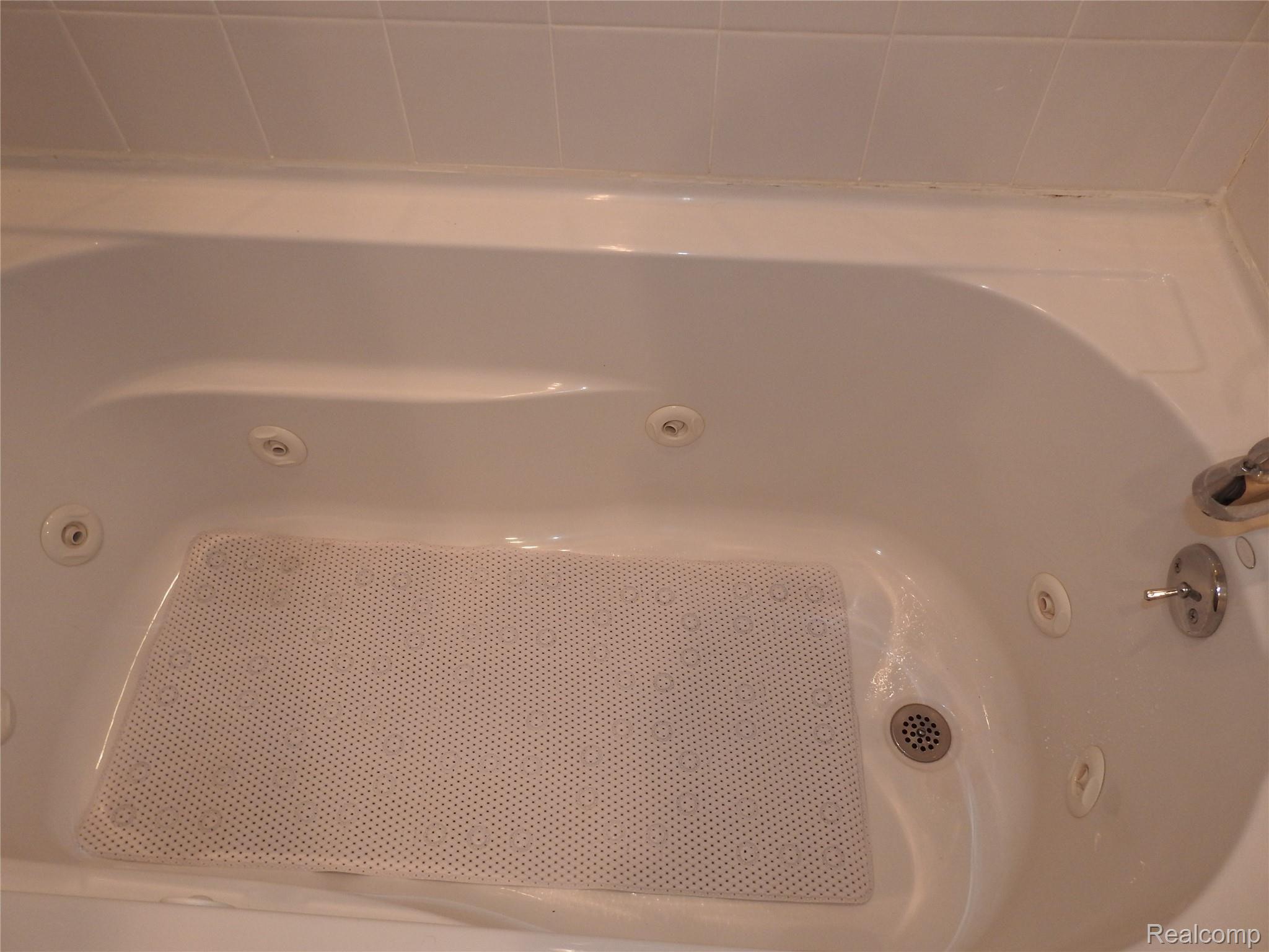 1297 Lamplighter Lane Rochester, MI 48306 - Photo 22 of 32 Main bath jetted tub
