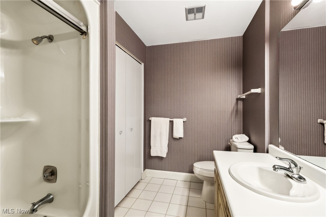 764 Hampton Ridge Drive Akron, OH 44313 - Photo 20 of 33 Full bath in between guest bedrooms.