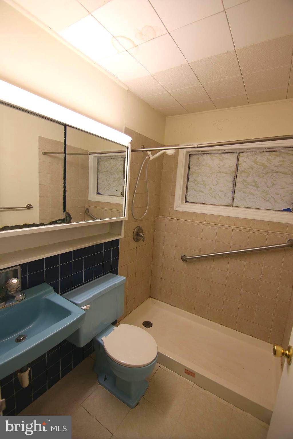 6 Queens Bridge Road Levittown, PA 19057 - Photo 8 of 15 Gallery Image 8