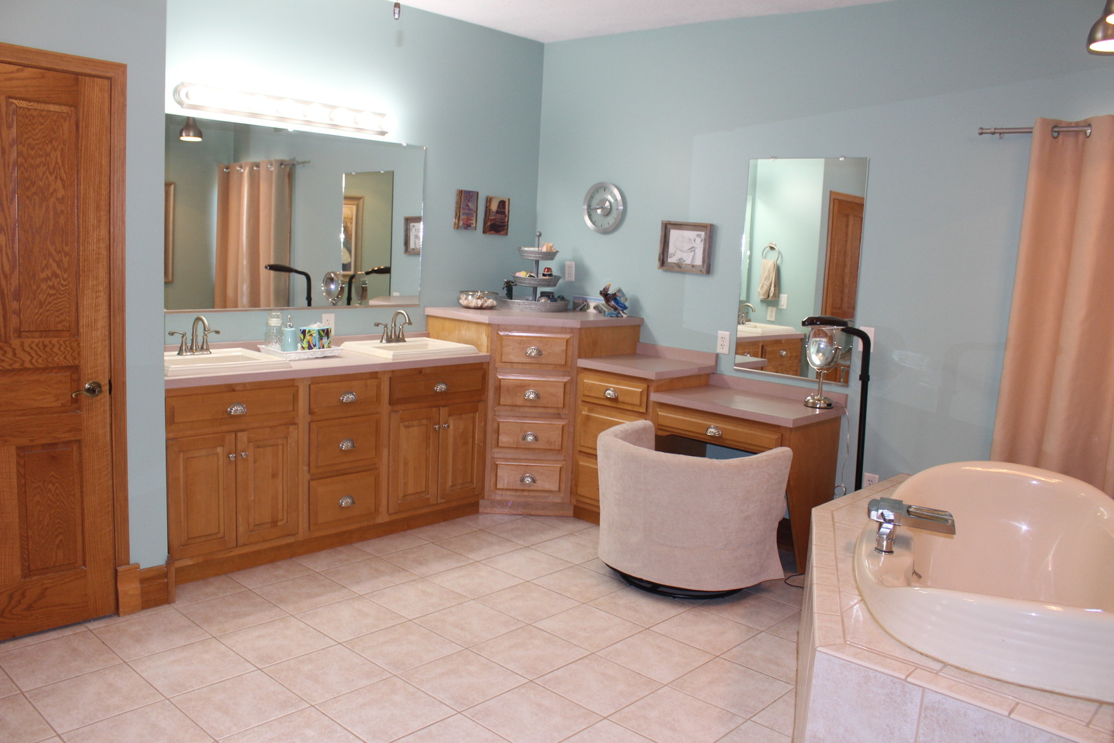 4789 Leghorn Road Clinton, IL 61727 - Photo 34 of 84 a bathroom with a tub double vanity sink and mirror