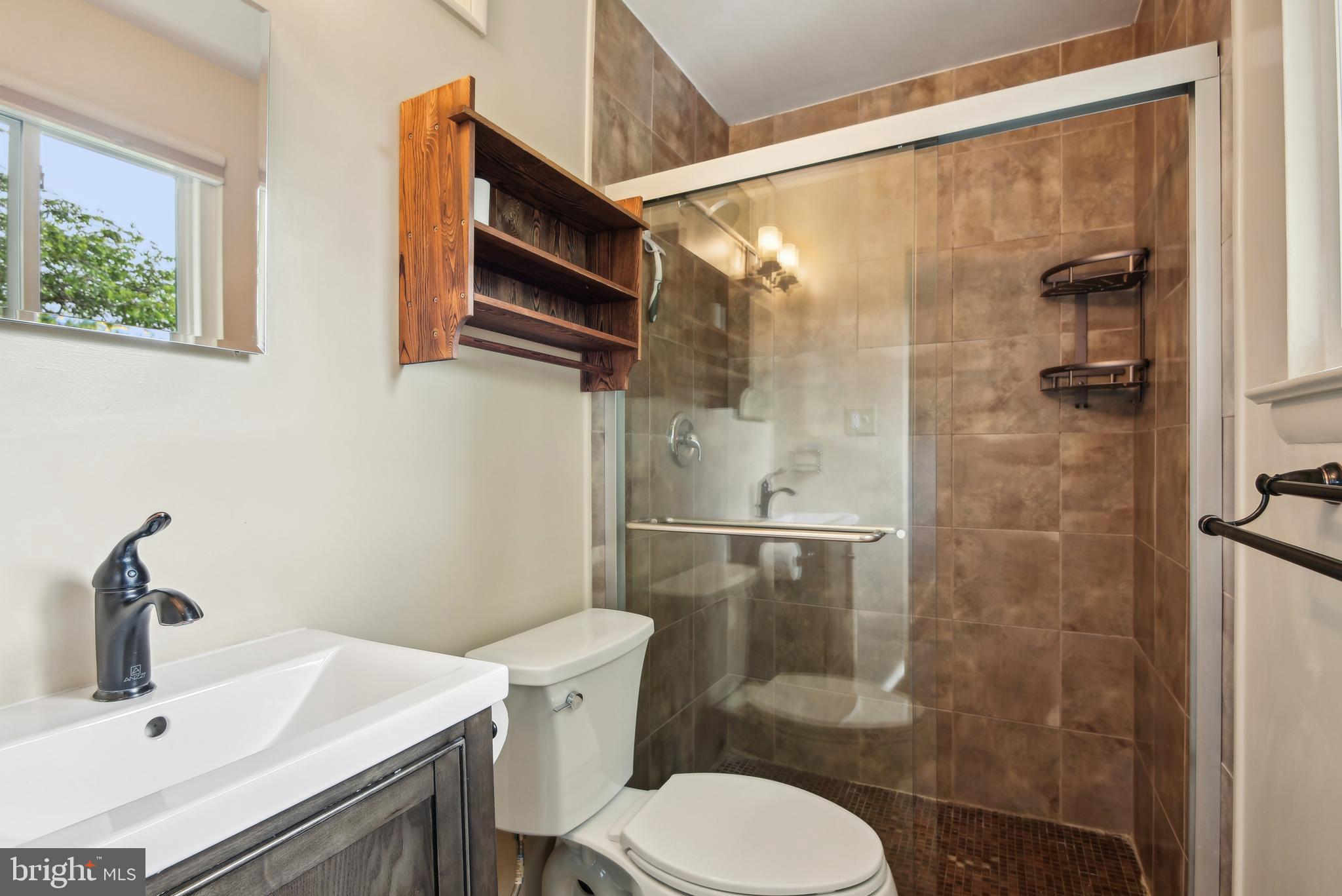 906 North Belgrade Road Silver Spring, MD 20902 - Photo 39 of 56 Primary Ensuite Bathroom