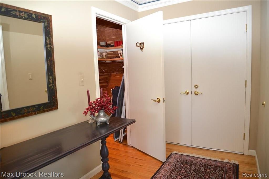 4045 West Maple Road, Unit 201 Bloomfield Hills, MI 48301 - Photo 3 of 25