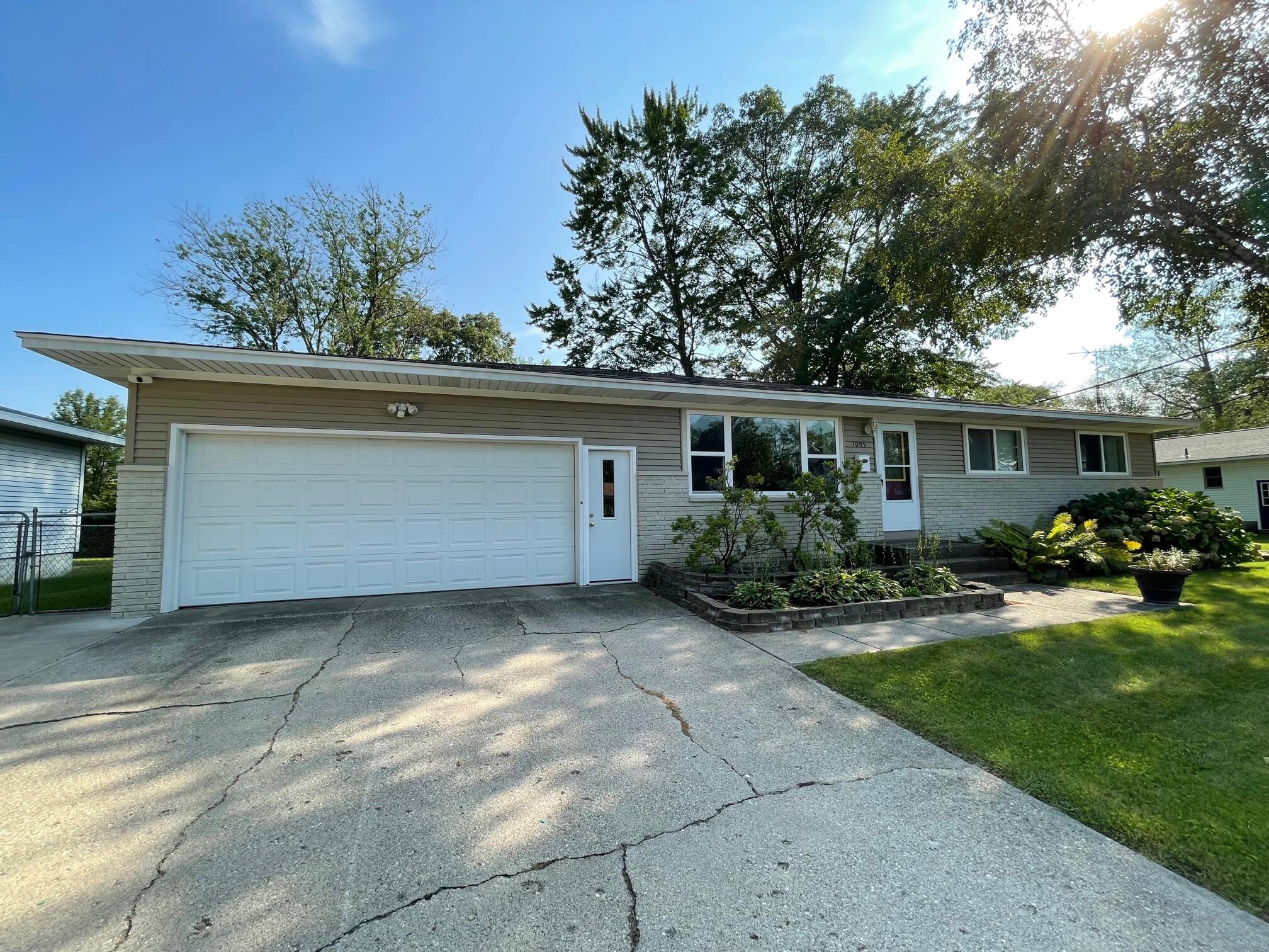 1095 Woodside Road Muskegon, MI 49441 - Photo 2 of 37 IMG_3315