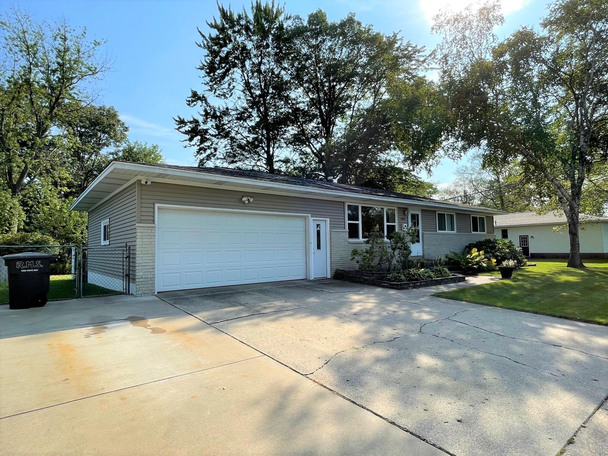 1095 Woodside Road Muskegon, MI 49441 - Photo 3 of 37 IMG_3311
