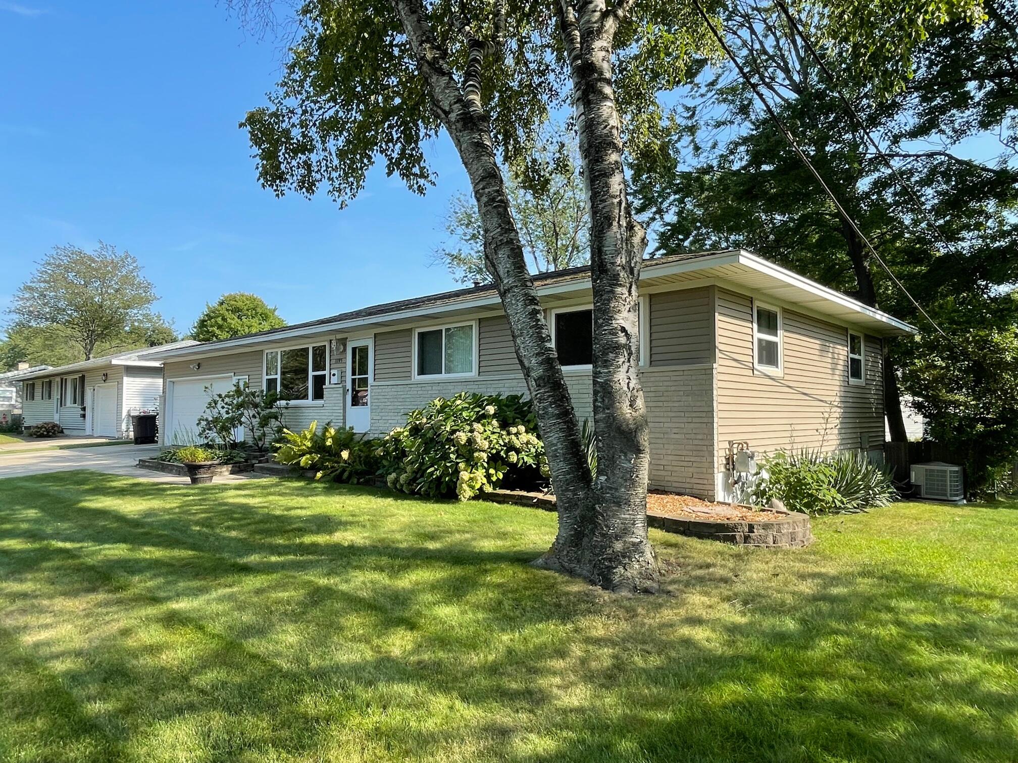 1095 Woodside Road Muskegon, MI 49441 - Photo 4 of 37 IMG_3312