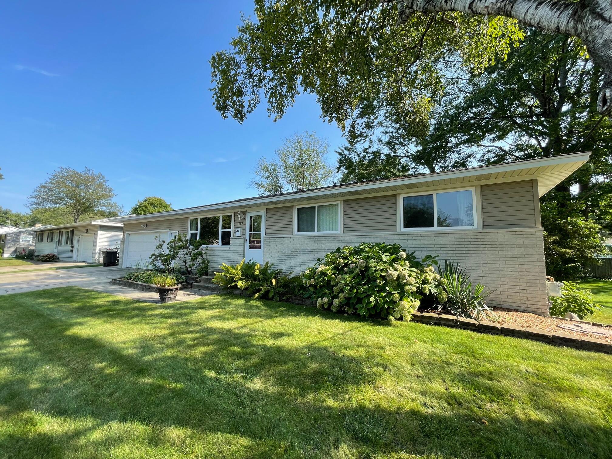 1095 Woodside Road Muskegon, MI 49441 - Photo 5 of 37 IMG_3313