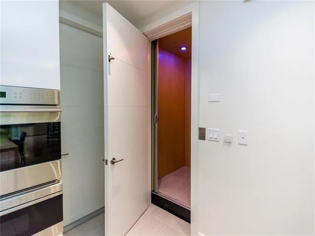 a en suite bathroom with a shower