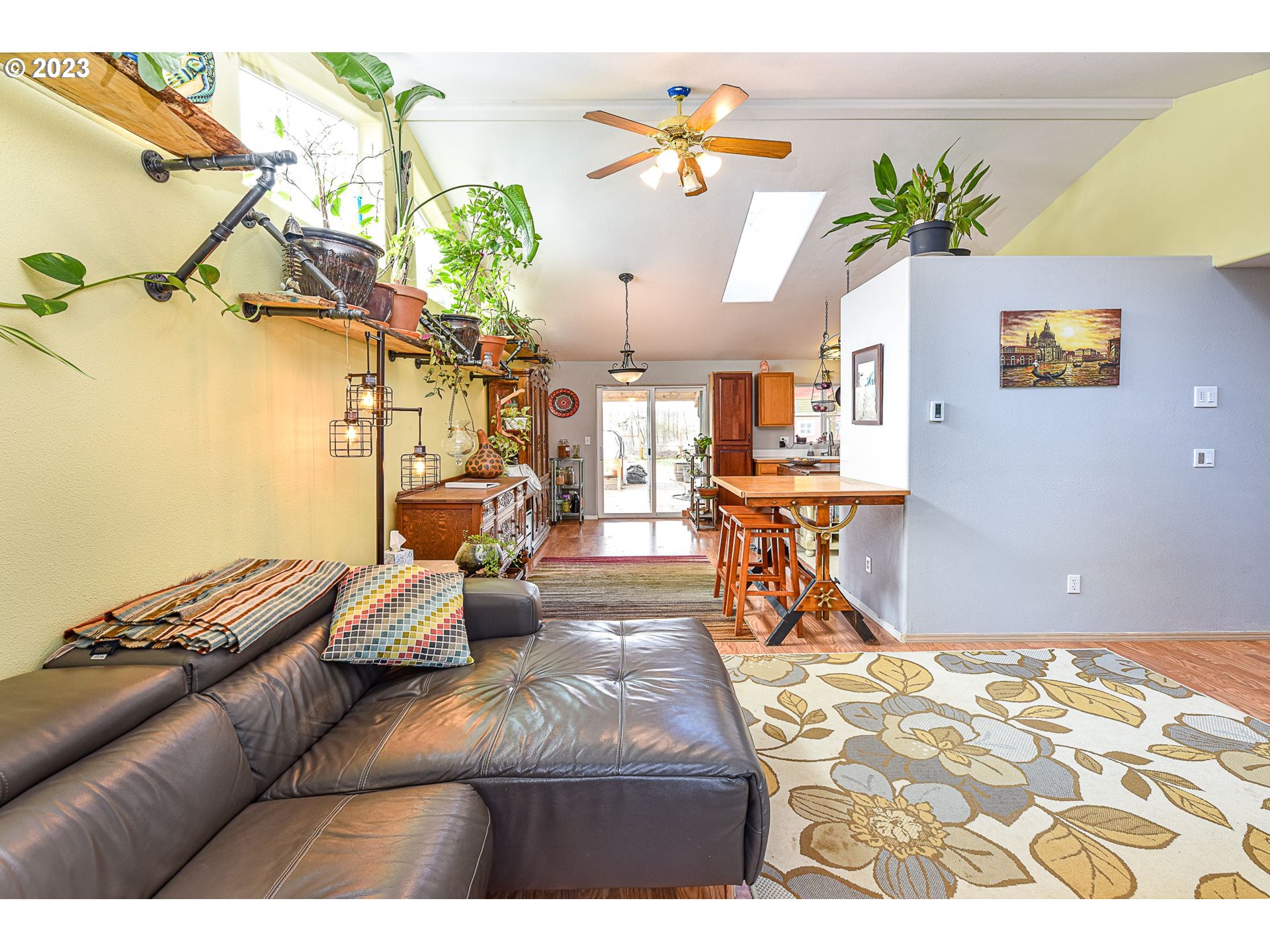 1161 Ash Grove Loop Creswell, OR 97426 - Photo 5 of 22 a living room with patio furniture