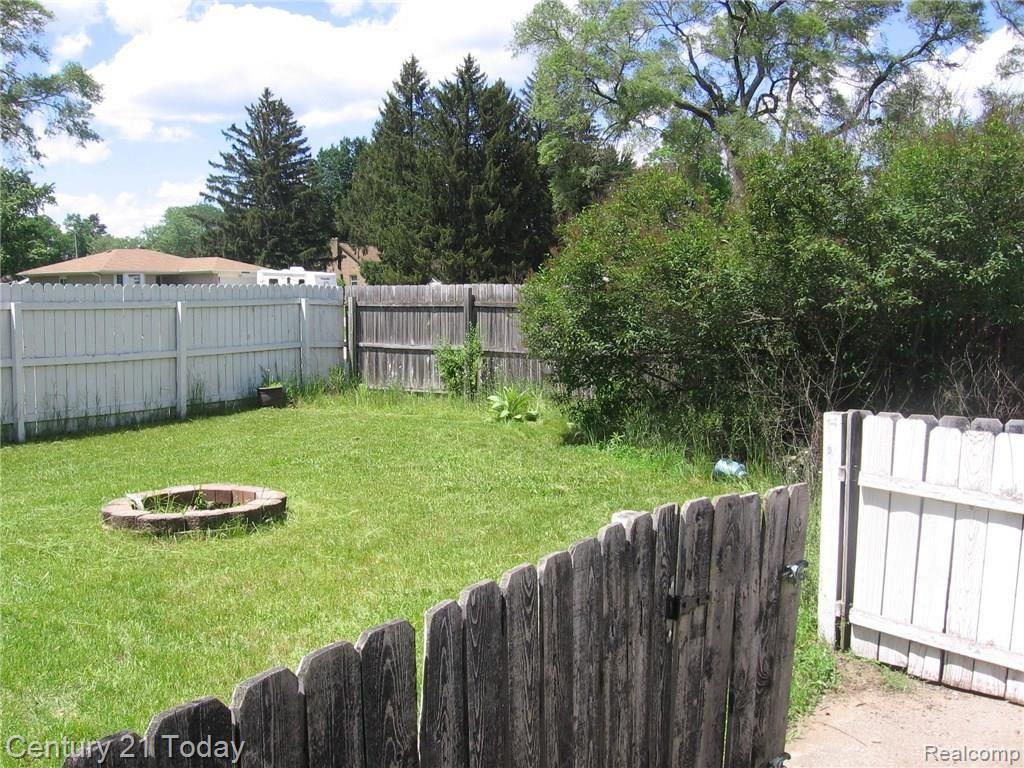 10052 Wayne Road Livonia, MI 48150 - Photo 2 of 26 IMG_1409.JPG