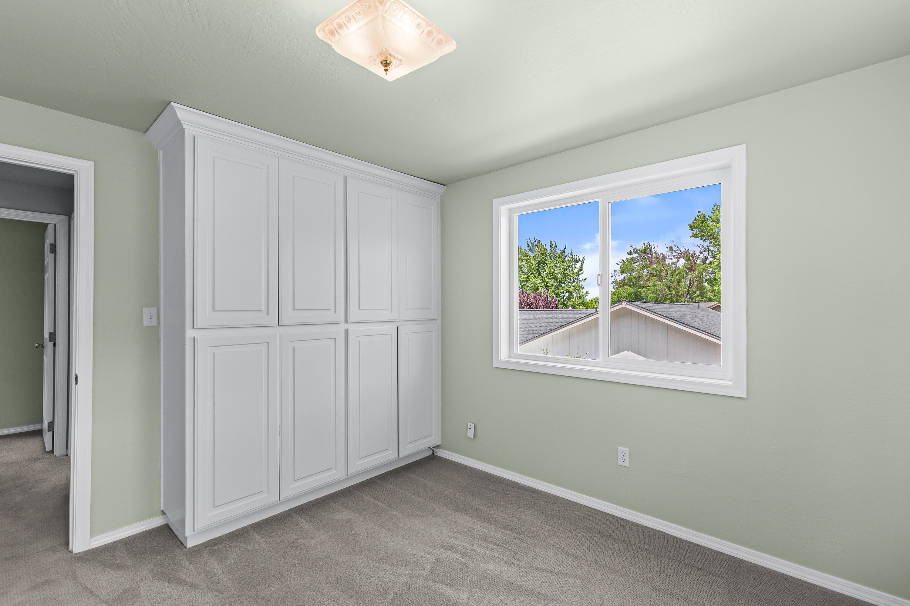 2338 Ridge Way Medford, OR 97504 - Photo 35 of 48 Extra built-in storage